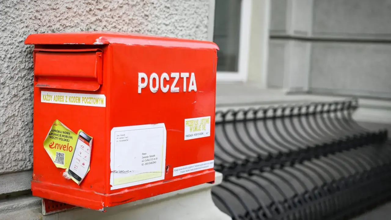Czerwona skrzynka Poczty Polskiej. Sprawdź cennik poczta polska wysyłka za granicę, by wysłać listy i paczki.