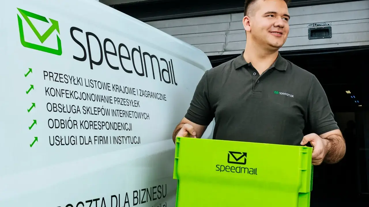 Kurier Speedmail z zielonym pojemnikiem. Firma oferuje przesyłki krajowe i zagraniczne, obsługę sklepów internetowych i odbiór korespondencji. To polecony wybór dla biznesu.