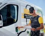 Kurier InPost otwiera drzwi vana, trzymając dokumenty. Czy InPost pracuje w soboty? Tak, dostawy są realizowane!