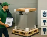 Kurier sprawdza dokumenty przy uszkodzonej paczce InPost. Zmywarka na palecie, zabezpieczona narożnikami.
