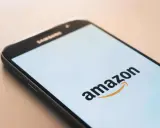 Telefon z logo Amazon. Dowiedz się, jak sprzedawać na Amazonie i zacznij zarabiać.