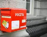 Czerwona skrzynka Poczty Polskiej. Sprawdź cennik poczta polska wysyłka za granicę, by wysłać listy i paczki.
