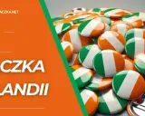 Mnóstwo przypinek z flagą Irlandii, gotowych do wysyłki. Tani paczka do Irlandii to szybki sposób na dotarcie do celu.