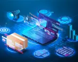 Wizualizacja pokazuje elementy systemu ERP: laptop z danymi, paczkę, pieniądze, kalkulator, wykresy, lupę i głośnik.