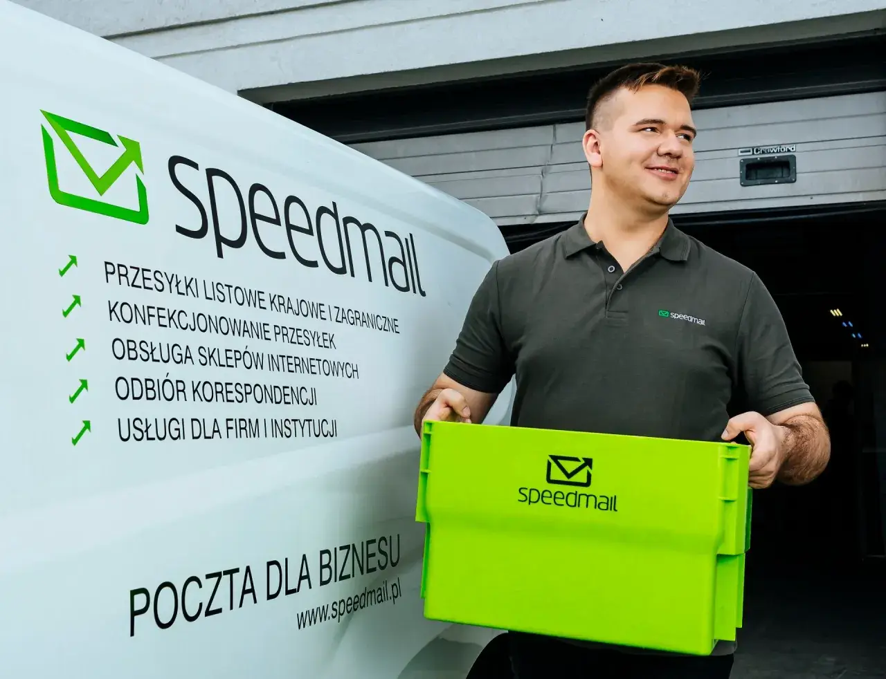 Kurier Speedmail z zielonym pojemnikiem. Firma oferuje przesyłki krajowe i zagraniczne, obsługę sklepów internetowych i odbiór korespondencji. To polecony wybór dla biznesu.