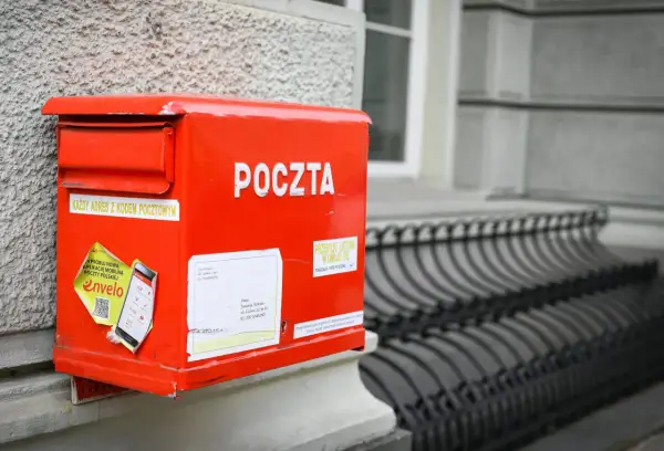 Czerwona skrzynka Poczty Polskiej. Sprawdź cennik poczta polska wysyłka za granicę, by wysłać listy i paczki.