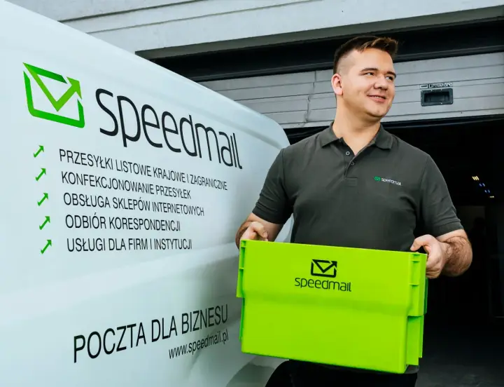 Kurier Speedmail z zielonym pojemnikiem. Firma oferuje przesyłki krajowe i zagraniczne, obsługę sklepów internetowych i odbiór korespondencji. To polecony wybór dla biznesu.