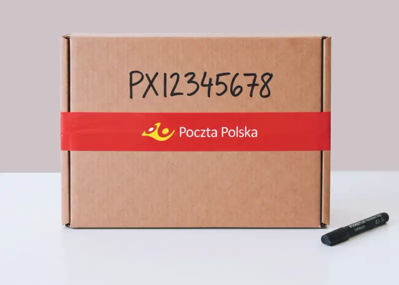 Paczka z numerem PX12345678 gotowa do wysyłki. Poczta Polska zadba o jej bezpieczny transport.