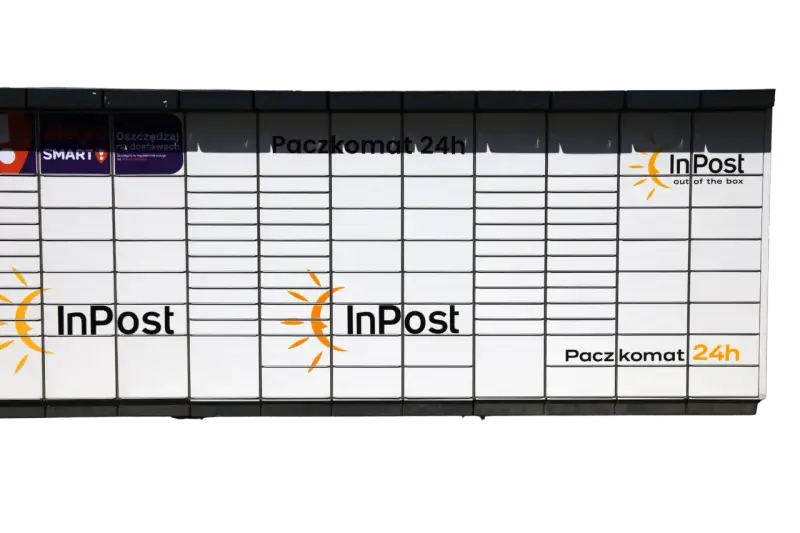 Paczkomat InPost, gotowy do obsługi kolejnych etapów przesyłki. Widoczne logo Allegro Smart.